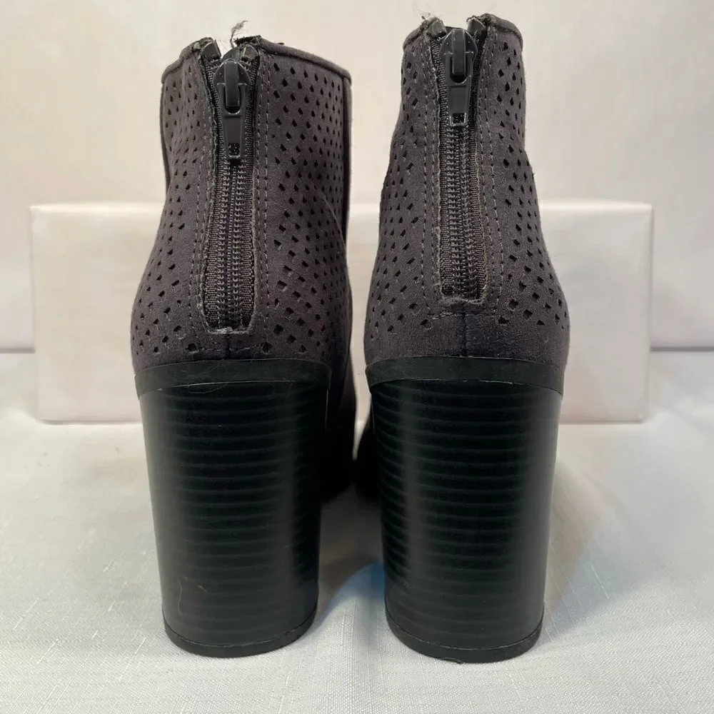 GRAY SUEDE BOOTIE BY AMERICAN EAGLE 3.5” STACKED HEEL BACK ZIPPER SIZE 9 EUC